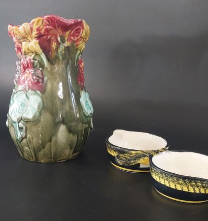 LOT including :

- 1 Onnaing barbotine pitcher...