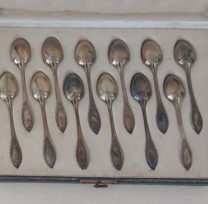 SUITE DE 12 PETITES CUILLERES en argent

Poinçon...