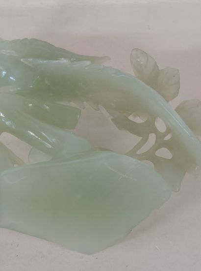 CHINE

Groupe en jade à décor d'oiseaux branchés

H...