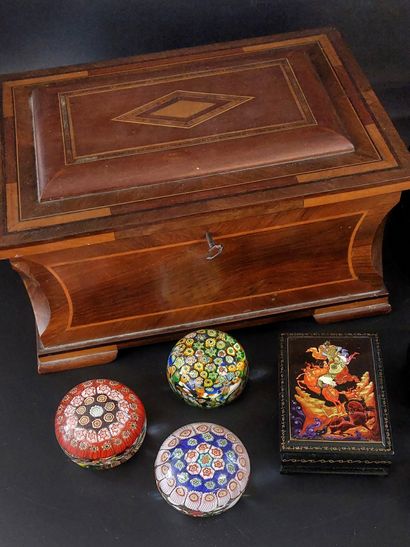 SET OF BOXES in lacquered wood decorated...
