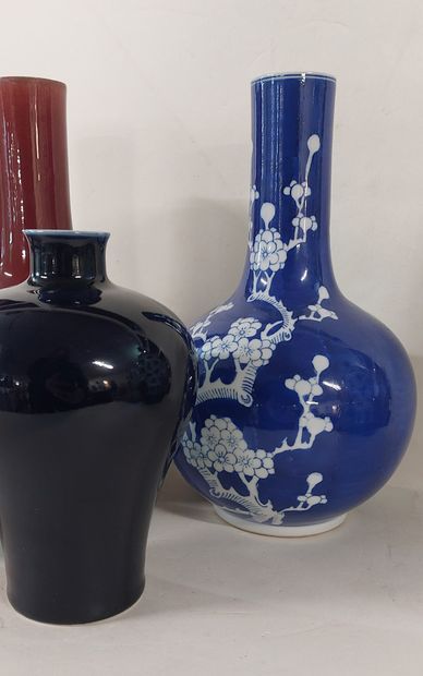 CHINE

Lot de quatre vases en porcelaine,...