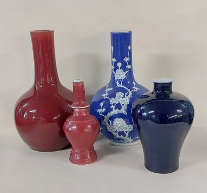CHINE

Lot de quatre vases en porcelaine,...