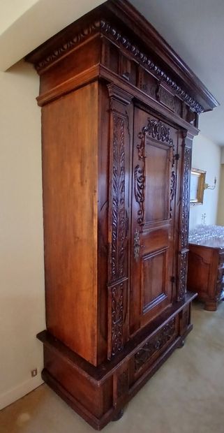 GERMAN BONNETIERE in molded and carved natural...