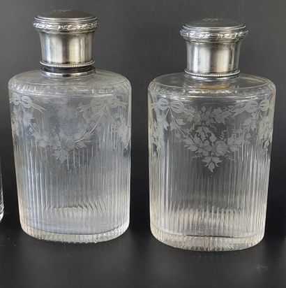 ENSEMBLE DE FLACONS en cristal, monture en...