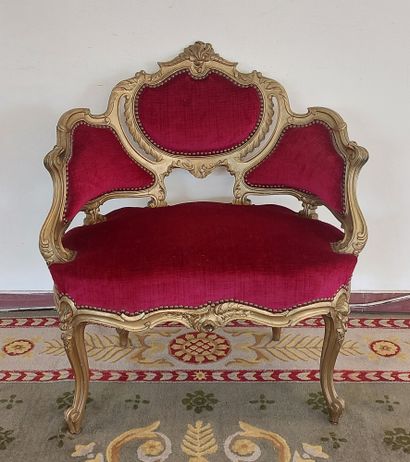 LARGE BERGERE in gilded, moulded and carved...