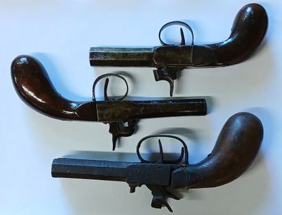 TROIS PISTOLETS à percussion dont l'un deux...