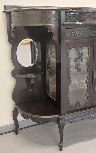 VITRINE in mahogany and mahogany veneer opening...