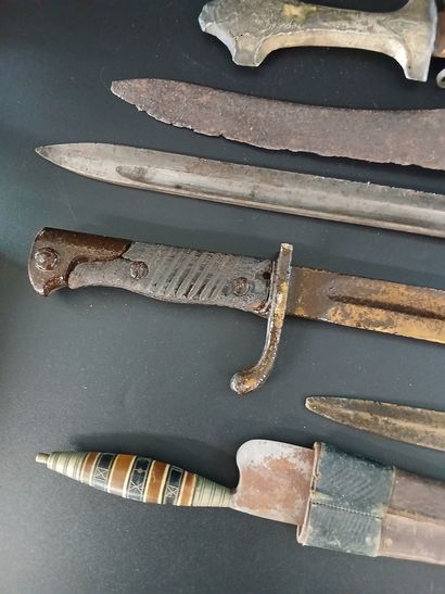 LOT de sabres, baïonnettes, poignards 

(en...