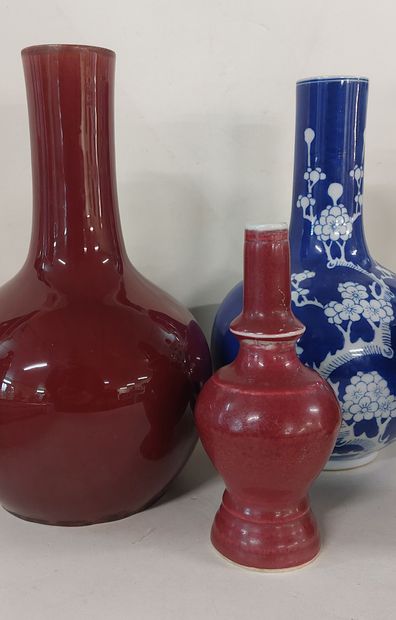 CHINE

Lot de quatre vases en porcelaine,...