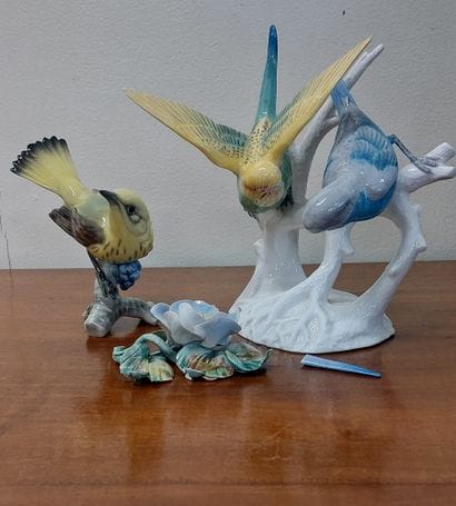GROUP in English porcelain 

Trendy parakeets...