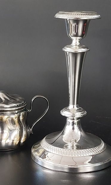 PAIRE DE BOUGEOIRS en métal argenté

H :...