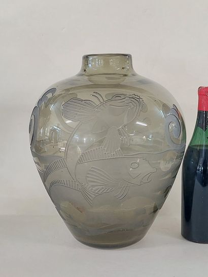 VASE ART DECO en verre pressé moulé à décor...