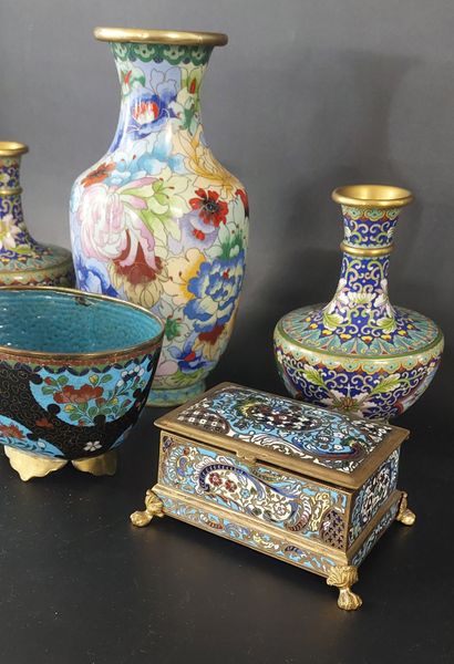 LOT of cloisonné objects including :

- vases

-...