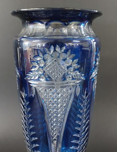 VAL SAINT LAMBERT

Blue cut crystal vase

H...
