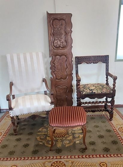 LOT including : 

- two molded and carved...
