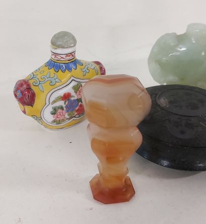 CHINE 

Lot d'objets comprenant : 

- 1 statuette...