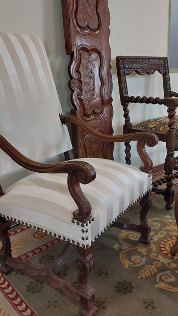 LOT including : 

- two molded and carved...