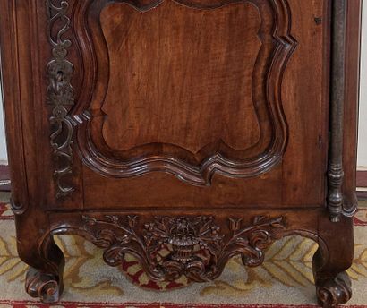 Moulded and carved wooden chest of drawers...