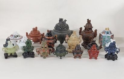 CHINA AND JAPAN

Collection of 18 perfume...