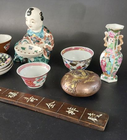 CHINA

Lot including a saleron, small bowls,...