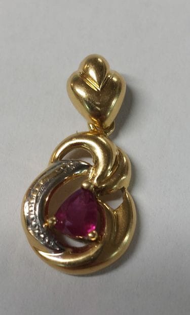 Pendant in 18K yellow gold set with a pear-cut...