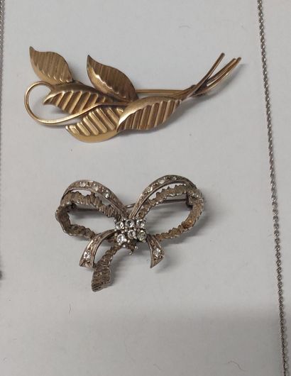 LOT comprenant :

- débris d'or 

- une paire...