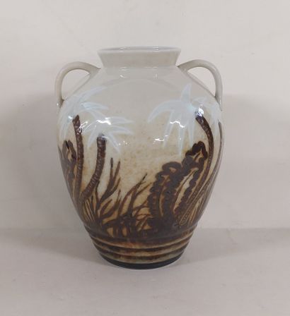 THARAUD LIMOGES

Vase à anses en porcelaine...