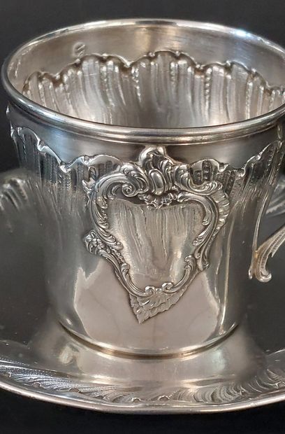 TASSE ET SA SOUS-TASSE en argent

Poinçon...