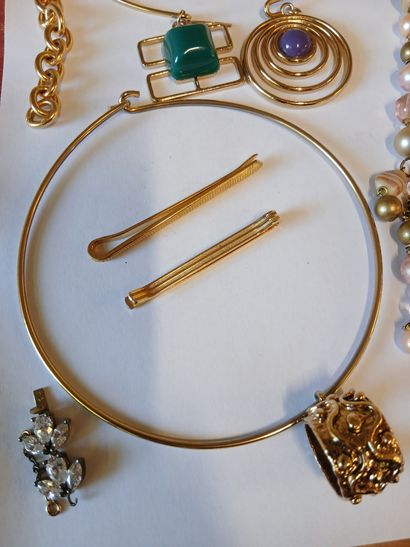 LOT DE BIJOUX FANTAISIE

Colliers, boucles...