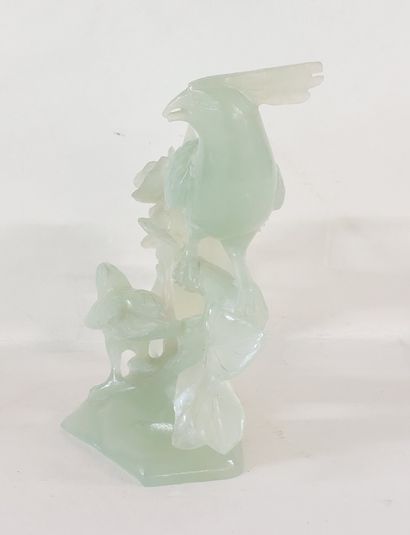 CHINE

Groupe en jade à décor d'oiseaux branchés

H...