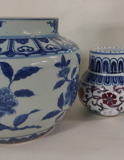 CHINE

- un cache-pot en porcelaine

- un...