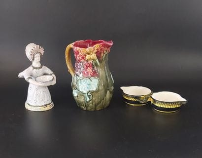 LOT including :

- 1 Onnaing barbotine pitcher...