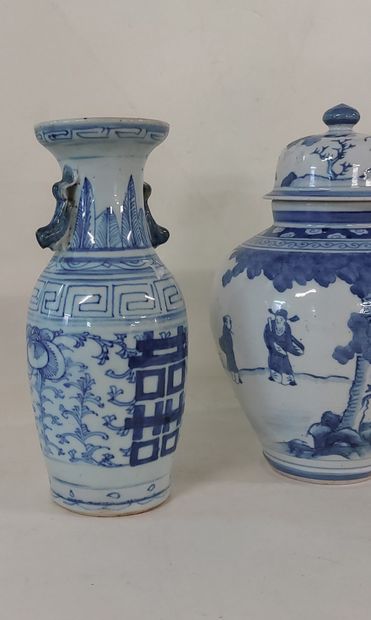 CHINE

- un pot couvert en porcelaine à décor...