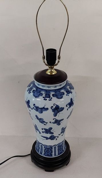 CHINE

Vase monté en lampe en porcelaine...