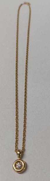 Round pendant in 18K yellow gold with small...