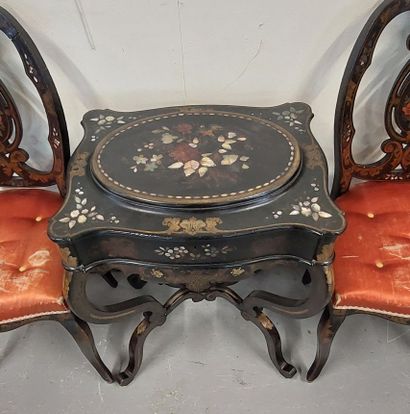 LITTLE TRAVAILER in blackened wood with floral...