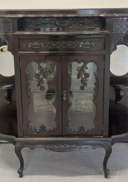 VITRINE in mahogany and mahogany veneer opening...