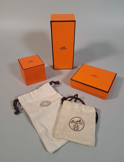 HERMES PARIS

Trois boîtes en carton orange,...
