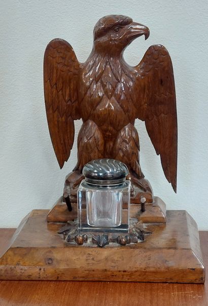 ENCRIER en bois à décor d'aigle, réservoir...