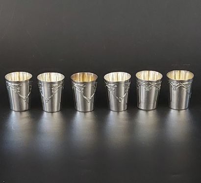 SIX GOBELETS A LIQUEUR en argent

Poinçon...