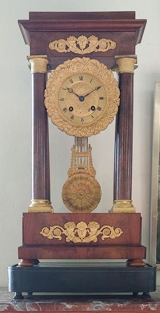 PENDULE en acajou et placage d'acajou, quatre...