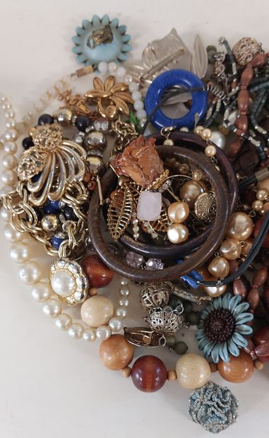 LOT OF FANTAISIE JEWELRY including necklaces,...