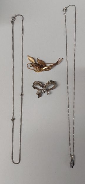 LOT comprenant :

- débris d'or 

- une paire...