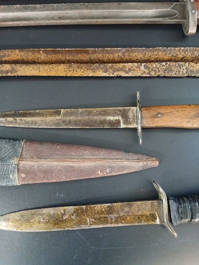 LOT de sabres, baïonnettes, poignards 

(en...
