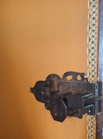 GERMAN BONNETIERE in molded and carved natural...