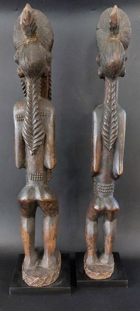 BAOULE 

Two statuettes in carved wood 

20th...