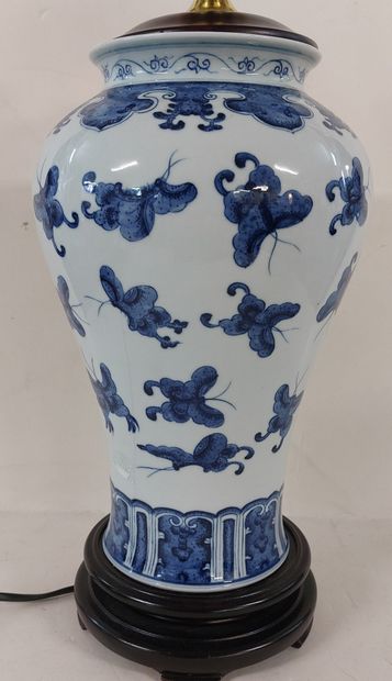 CHINE

Vase monté en lampe en porcelaine...