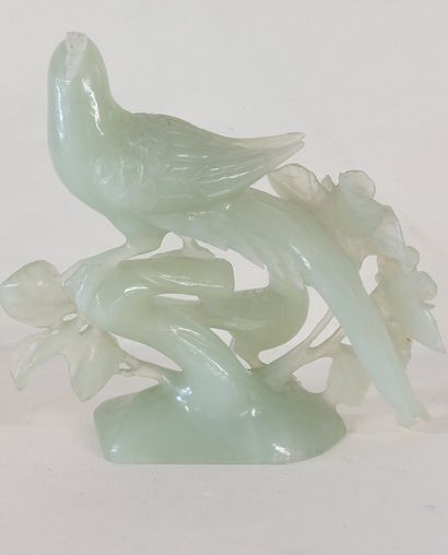 CHINE

Groupe en jade à décor d'oiseaux branchés

H...