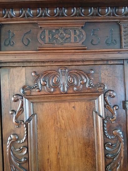 GERMAN BONNETIERE in molded and carved natural...