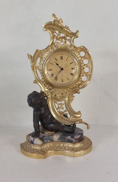 SMALL DESKTOP HANGER in gilt bronze, chased,...